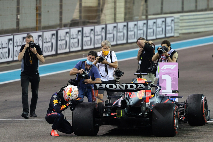 维斯塔潘（前）在比赛后庆祝。图/新华社