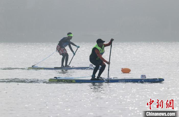 图为U15青少年组比赛中，选手们在东湖湖面上劈波斩浪。　张畅 摄