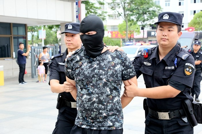 嫌疑人被公安机关抓