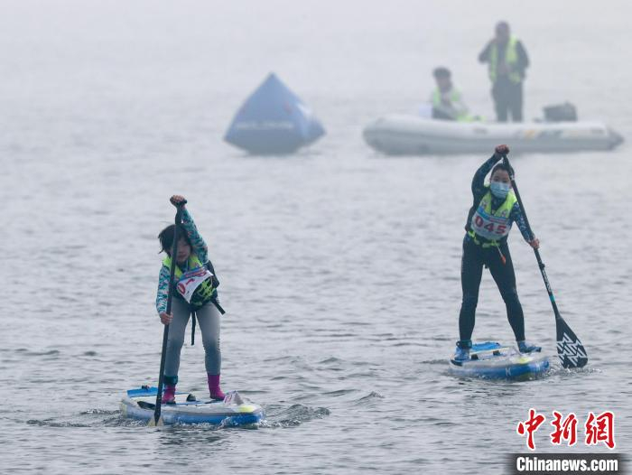 图为U15青少年组比赛中，选手们在东湖湖面上劈波斩浪。　张畅 摄