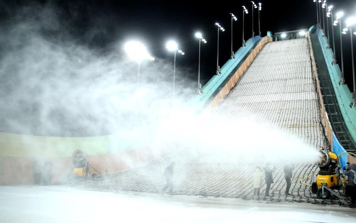 12月12日晚，首钢滑雪大跳台上的造雪设备开始造雪。新京报记者 浦峰 摄