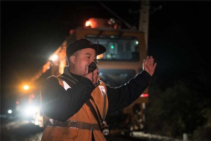 刘发勋在指挥捣固车拨道方向（央广网发 黄舞杰摄）