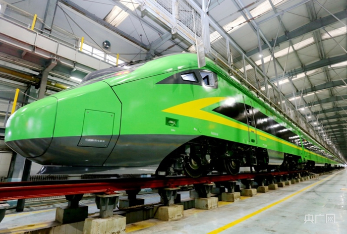 时速160公里动力集中复兴号动车组被大家称为“绿巨人”（央广网记者唐磊  摄）
