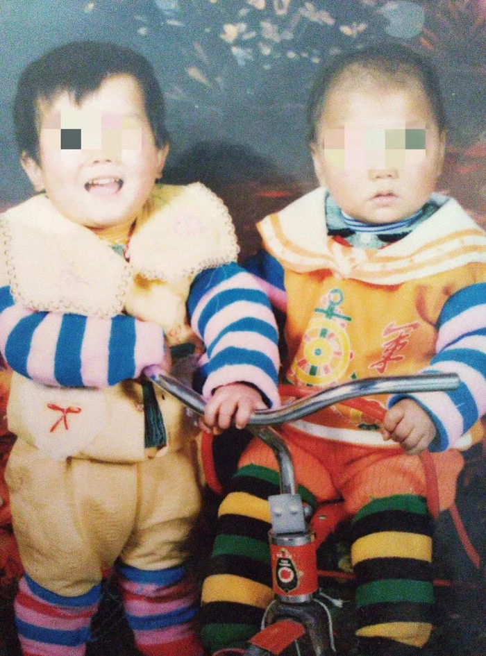 ▲向娟（左）、向望（右）小时候的照片。受访者提供
