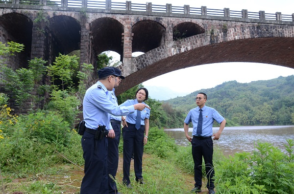 检察官同公安干警一起实地查看案发现场　陈志霞摄
