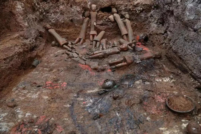 江村大墓外葬坑出土文物（图自陕西省考古研究院）