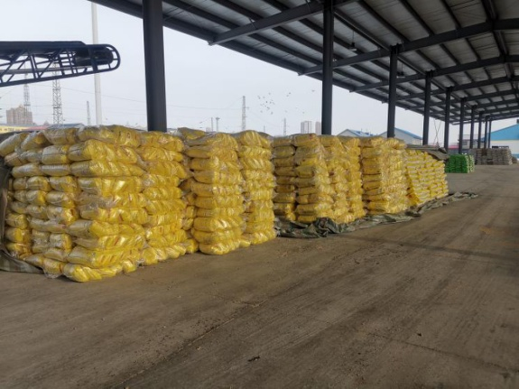 等待运输的粮食。郑巍 摄