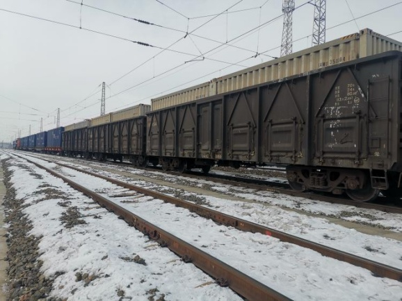 粮食装入列车准备发往拉萨等地。郑巍 摄