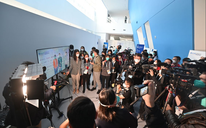 10月8日，国家速滑馆，比赛结束后获奖运动员通过视频接受记者采访。资料图片/新京报记者 陶冉 摄