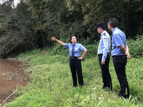 图①:雅安市雨城区检察院检察官实地查看案发河流
