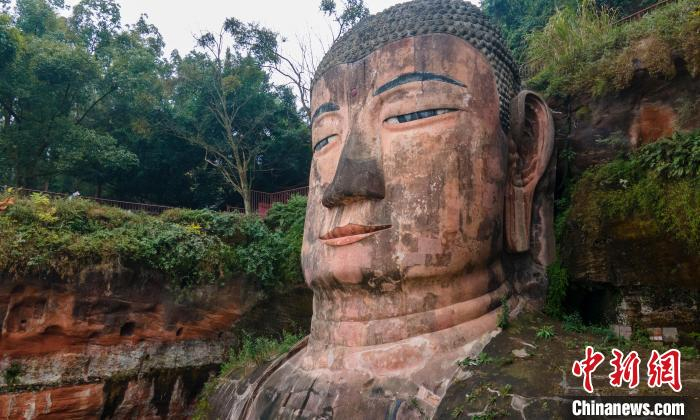 乐山大佛近照。刘忠俊 摄