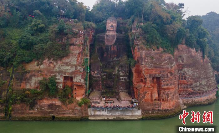 乐山大佛近照。刘忠俊 摄