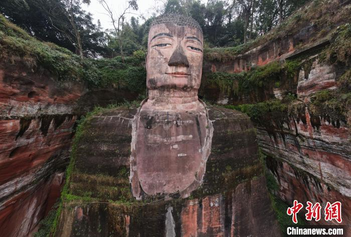 乐山大佛近照。刘忠俊 摄