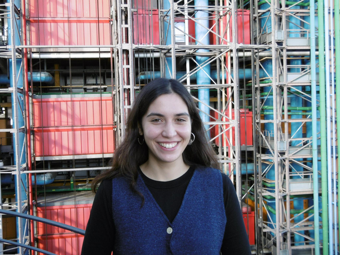 助理策展人泽伊内普·艾京（Zeynep Aygün）