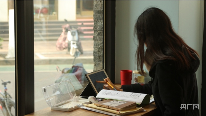 在泉城书房学习的市民（央广网实习记者刘博伦摄）