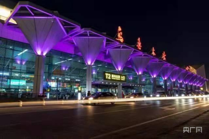 乌鲁木齐国际机场夜间T2航站楼。央广网发