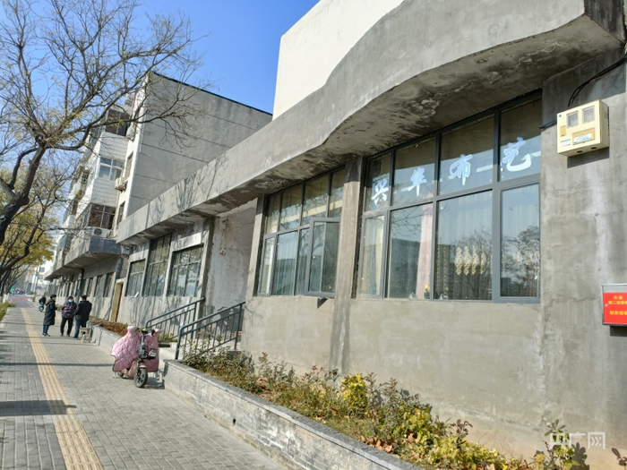 被封堵后，仍有商家通过窗户尝试经营（总台央广记者 任梦岩 摄）