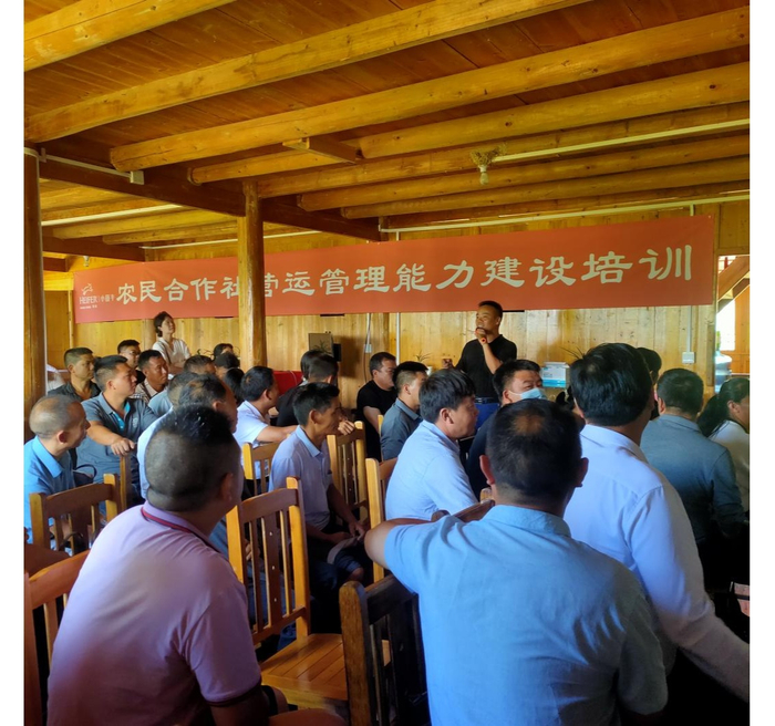 “有牛哥”杨正熙正在给合作社社员培训（央广网发 受访者供图）