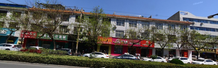 某导航软件中2019年4月的街景图片，这里还是一片繁华