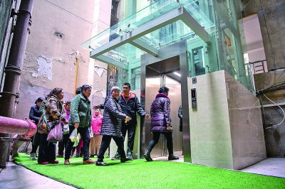 　　重庆中山二路社区居民搭乘新安装的“阳光电梯”。 新华社发