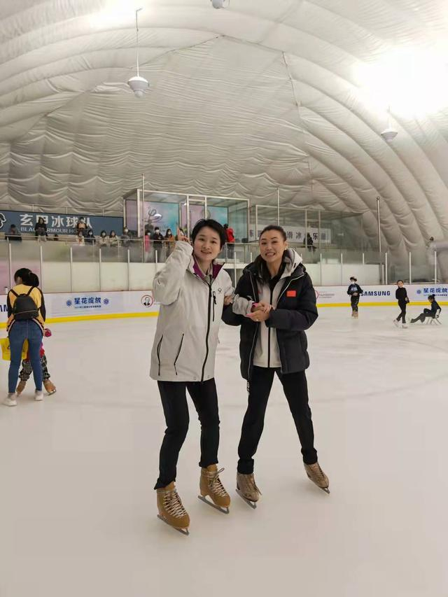 今年9月，奥运冠军吴静钰（左）和陈露发起“冰上时光”公益活动。受访者供图