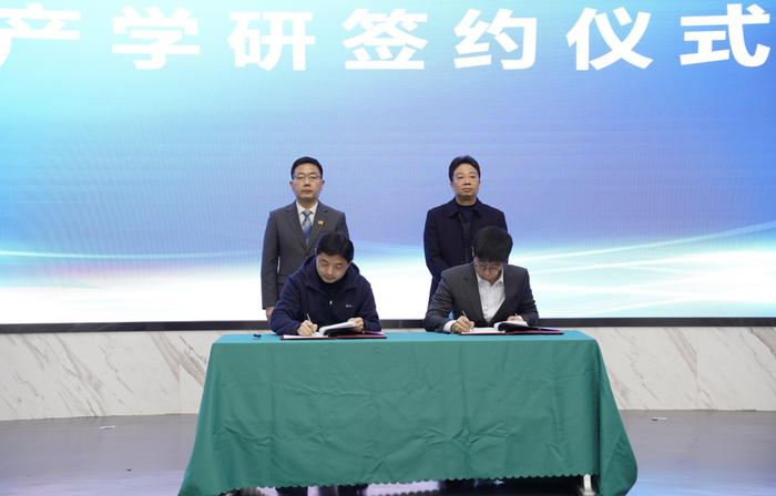 产学研签约现场（央广网发 主委会供图）