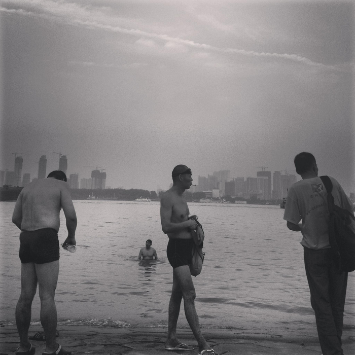 2013年6月，汉口江滩，游泳的人。 谌毅 图
