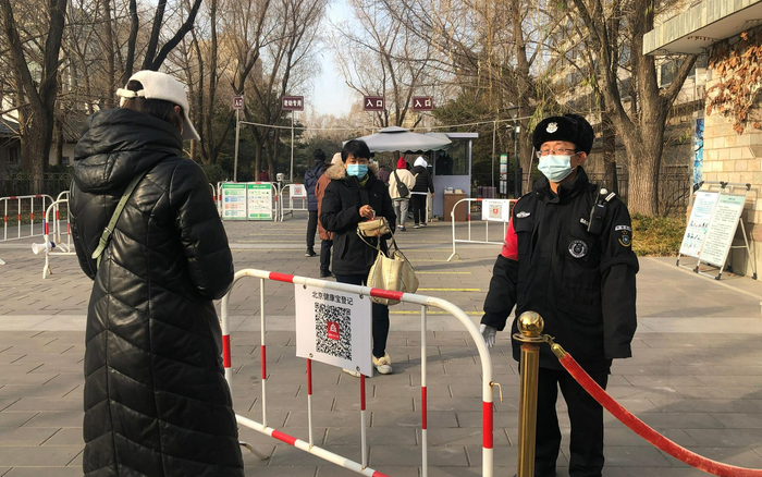 进入售票大厅前，市民需先扫健康宝。新京报记者 展圣洁 摄