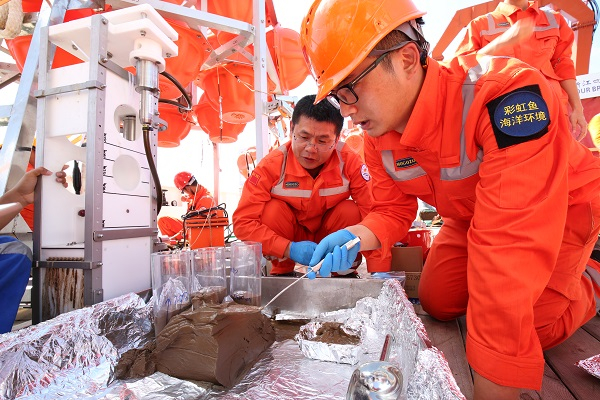 图说：科研团队从深渊区获取沉积物 采访对象供图（下同）