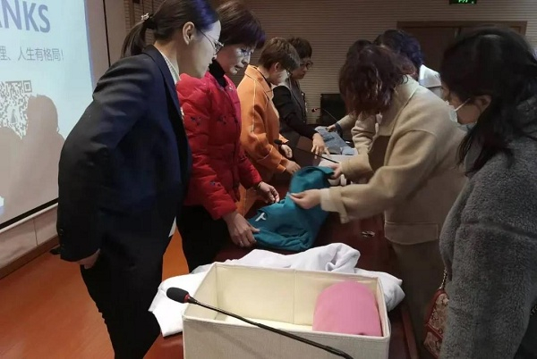 代表们现场学习归纳整理技巧（央广网发 钱秀芳摄）