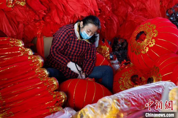12月15日，制灯工人正在赶制灯笼。　赵明 摄