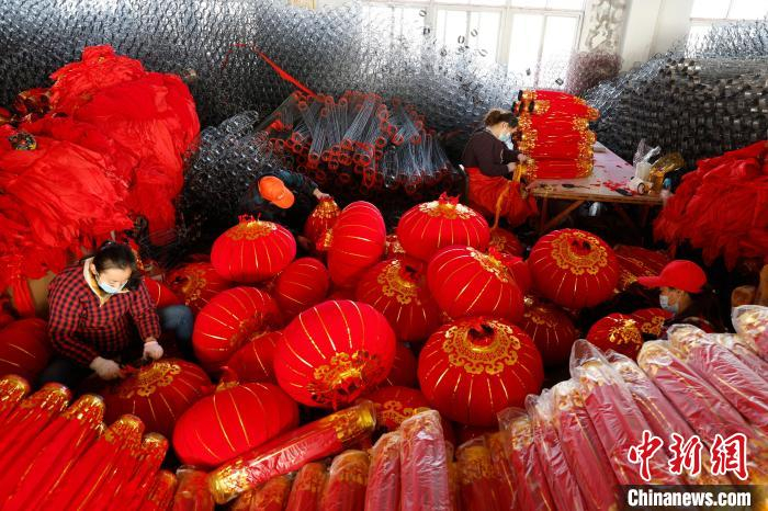 12月15日，制灯工人正在赶制灯笼。　赵明 摄