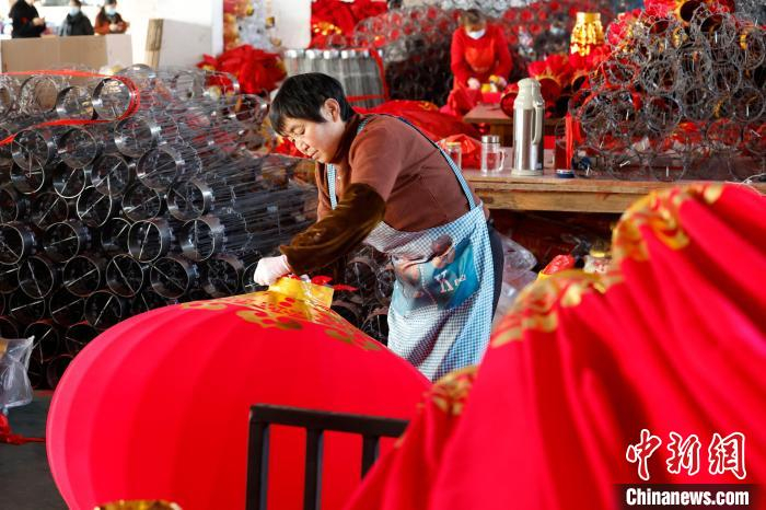 12月15日，制灯工人正在粘灯穗。　赵明 摄