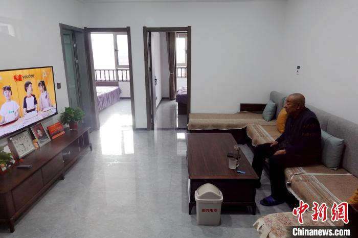 图为张墓生老人在流水沟村康养中心的家中。　张远 摄