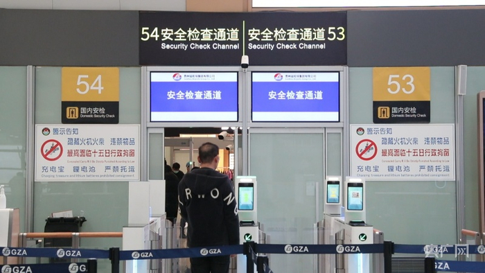 游客正在通过人脸识别进安检（央广网发 杨勇杰 摄）