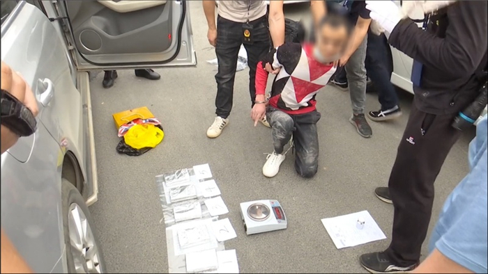 抓捕贩毒人员（央广网发   柳州市公安局供图）
