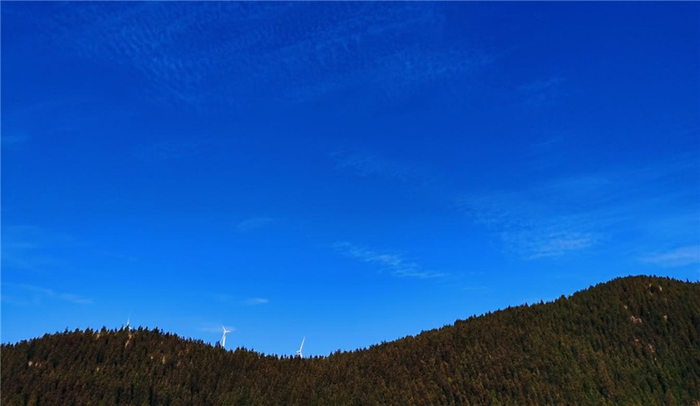 天湖上方的一抹蓝（央广网发 唐植茂摄）