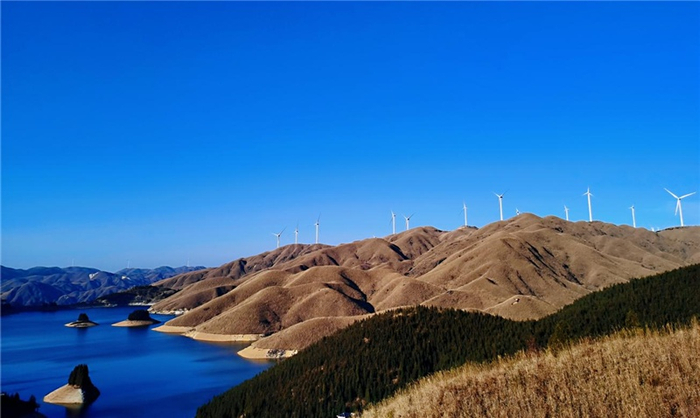 绵延的高山与湖泊交相辉映（央广网发 唐植茂摄）