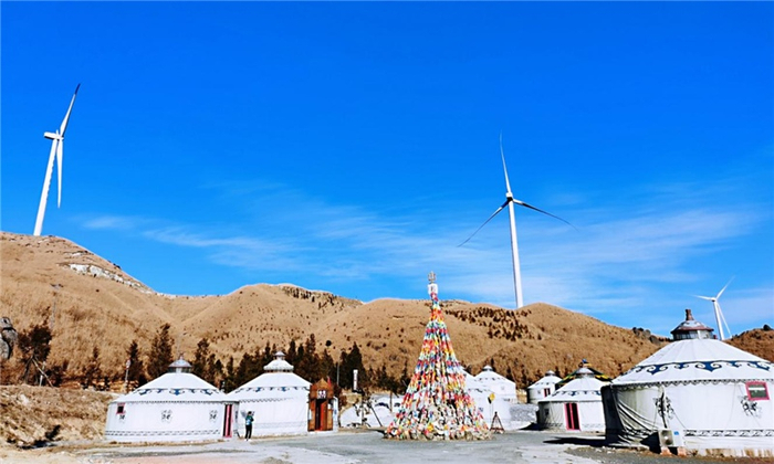 天湖景区内的蒙古包娱乐区（央广网发 唐植茂摄）