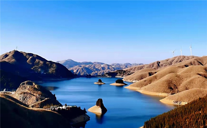 远山、湖泊绘就天湖美好景象（央广网发 唐植茂摄）