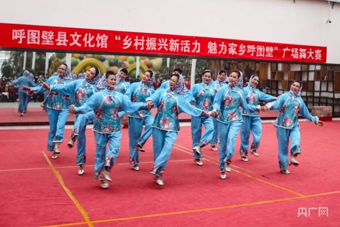 广场舞比赛进行中。王俊伟 摄 央广网发