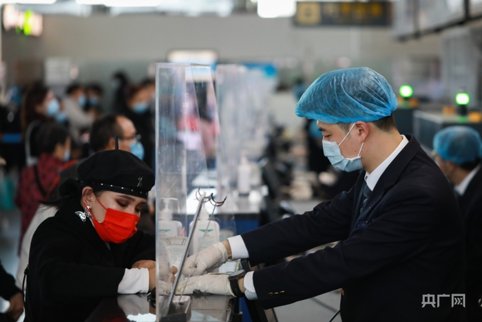 南航地面工作人员在为旅客办理值机手续。车捷 摄 央广网发