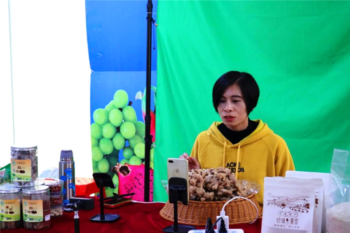 创业主播在直播销售平果市特色农产品（央广网发 阳周萱摄）