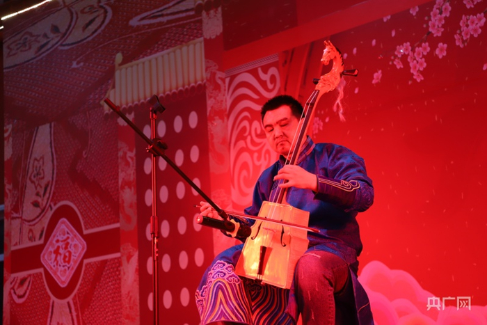 精彩的马头琴独奏。罗成 摄   央广网发