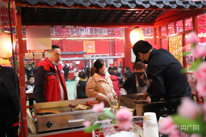 一排排复古的餐车前，吸引市民前来品尝美食。罗成 摄   央广网发
