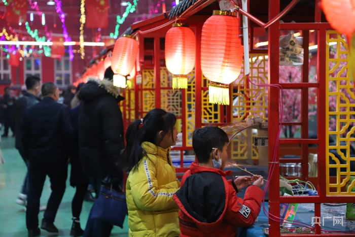 一排排复古的餐车前，吸引市民前来品尝美食。罗成 摄   央广网发