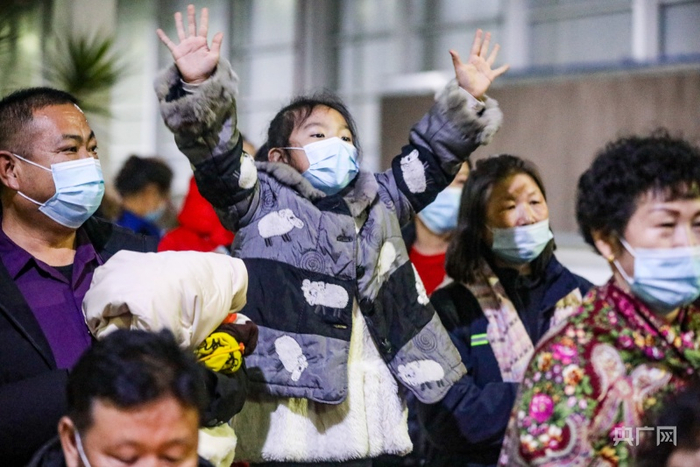 广场舞比赛现场，小朋友给正在表演的参赛队伍呐喊助威。王俊伟 摄 央广网发