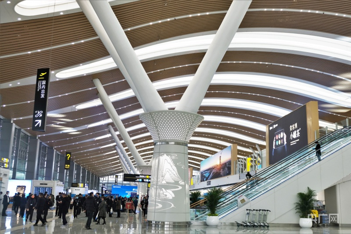 贵阳龙洞堡国际机场3号航站楼出发大厅（央广网记者张翼晶 摄）