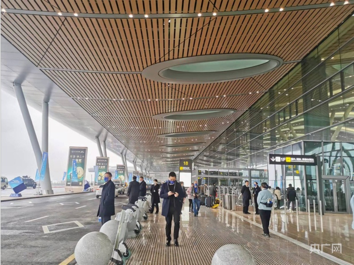 贵阳龙洞堡国际机场3号航站楼外部（央广网记者张翼晶 摄）
