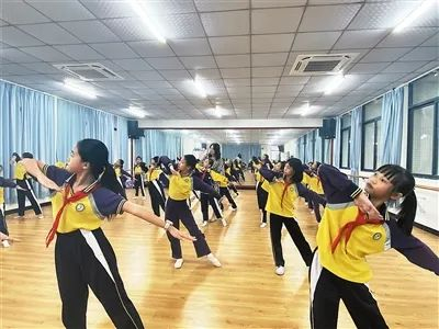 白蕉镇中心小学舞蹈兴趣小组开展活动。